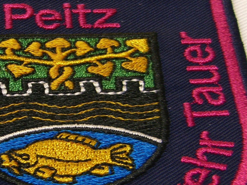 Einstickung auf Strickmütze